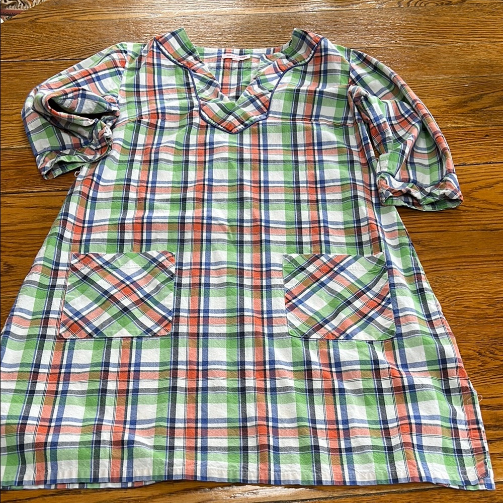 Kayce Hughes cotton plaid shift dress. Square pockets, V-Neck. Size 6.